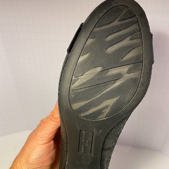 Brand New, Never Worn, Anne Klein Patent Leather Low Heel Pump - Picture 3 of 6